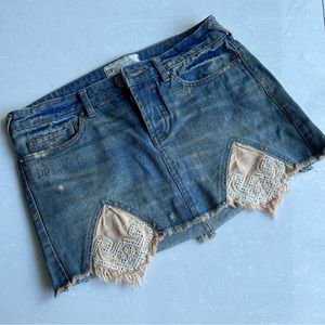 FREE PEOPLE  Tire Swing Denim Button Fly Distressed 5 Pockets Mini Skirt Size 2